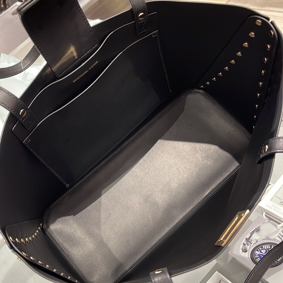 MICHAEL KORS MANHATTAN LARGE SHOULDER TOTE BAG
SMOOTH LEATHER
STUDS
BLACK - Picture 2 of 16